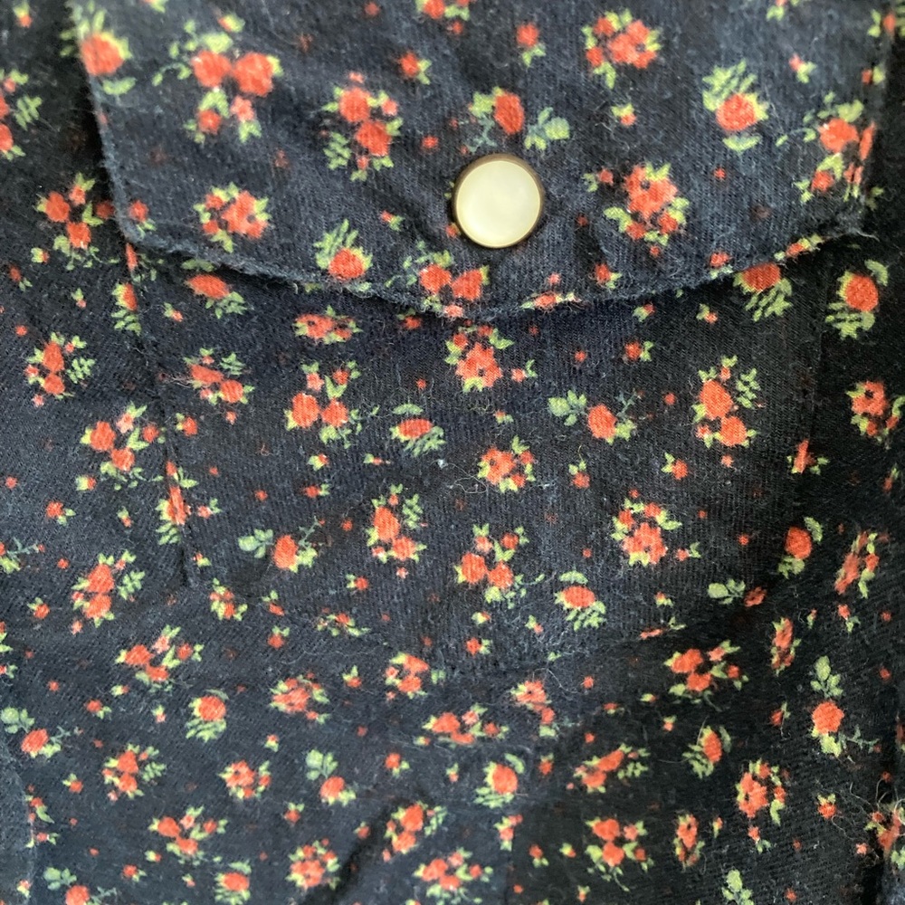 Cute button down - Picture 2 of 4